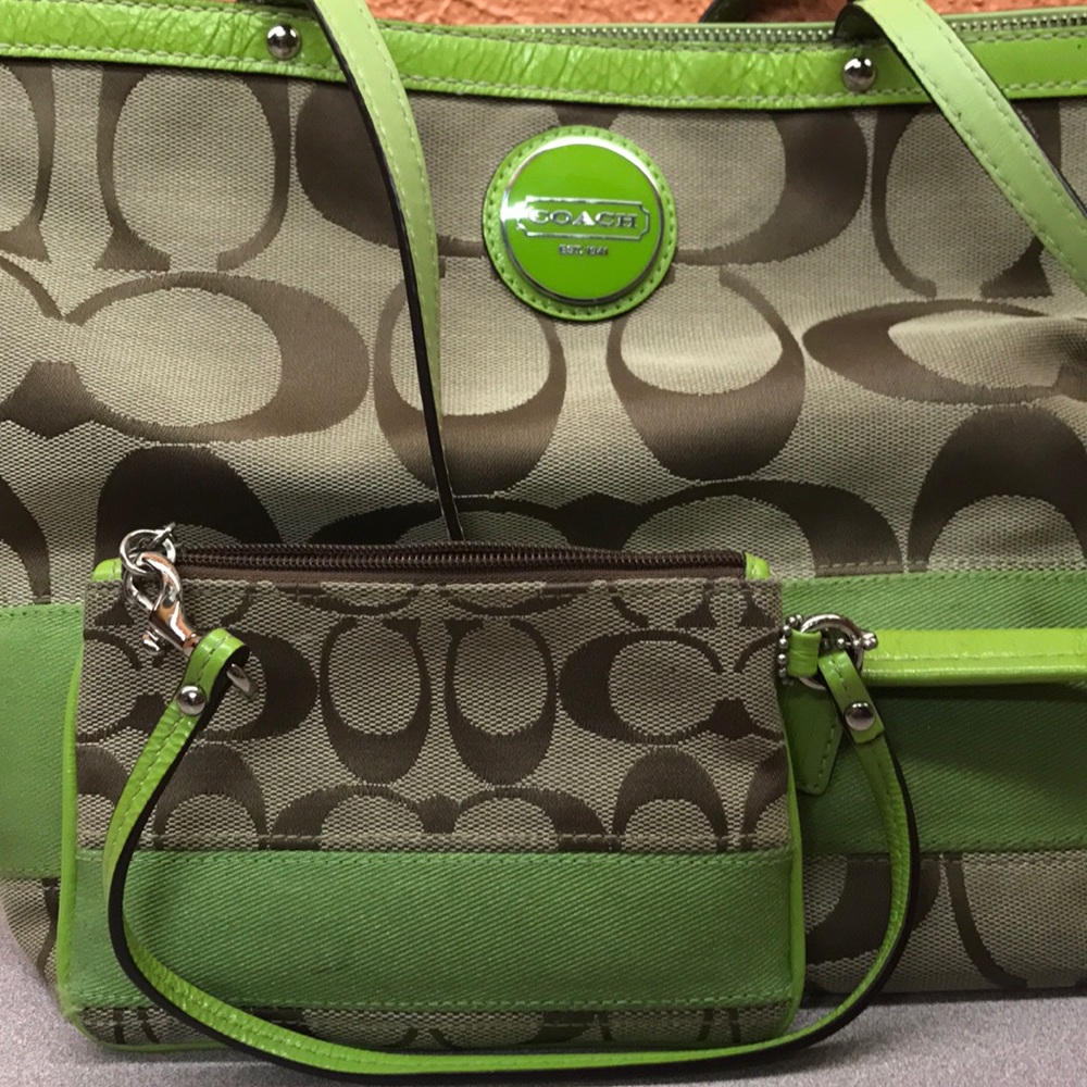 Auth Coach Green Purse w/ Money purse Good
